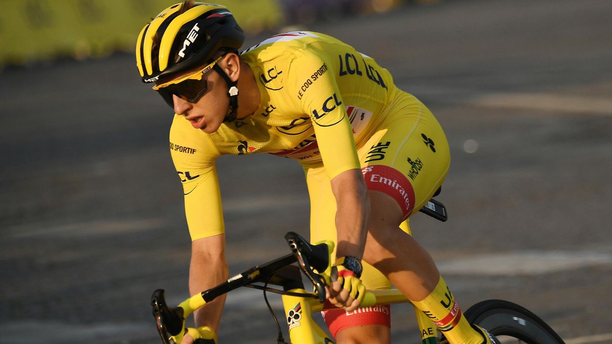 Team riding tightly around the yellow jersey wearer on a flat stage to shield the leader from wind