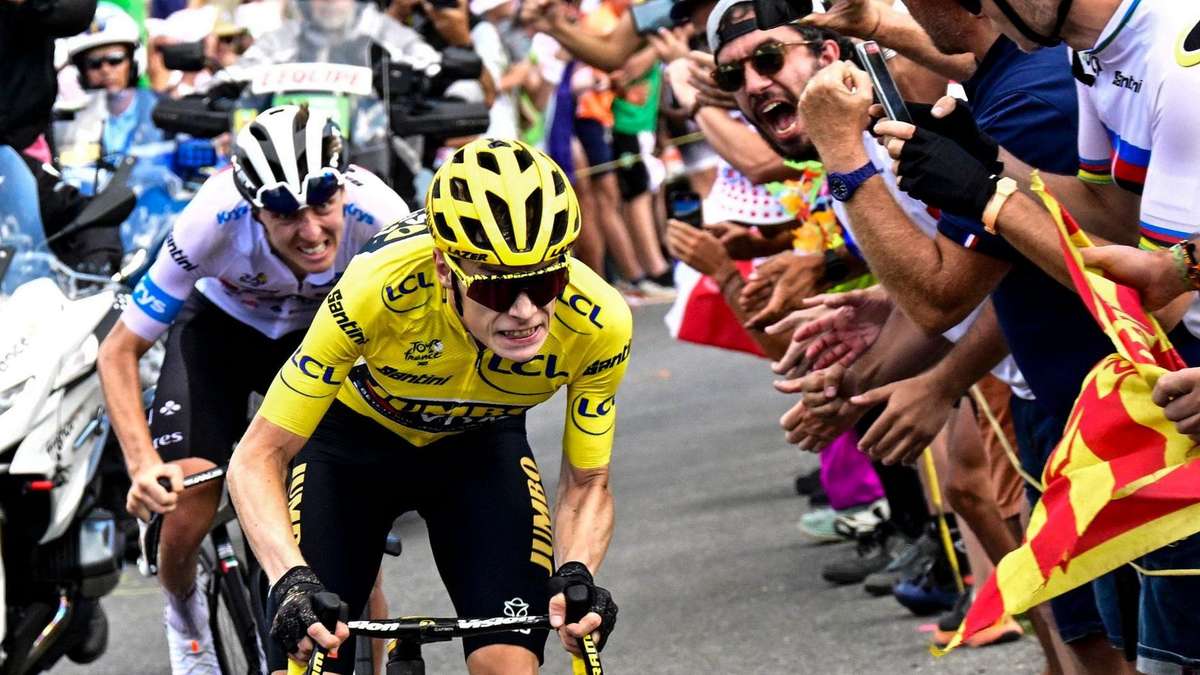 General classification leaderboard shown with time gaps between top riders during the Tour de France